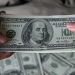 Como o dólar influencia o preço das motos importadas