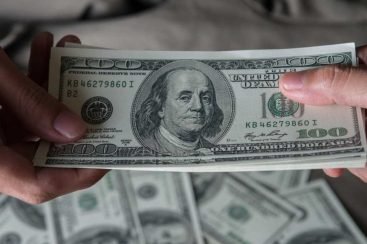 Como o dólar influencia o preço das motos importadas